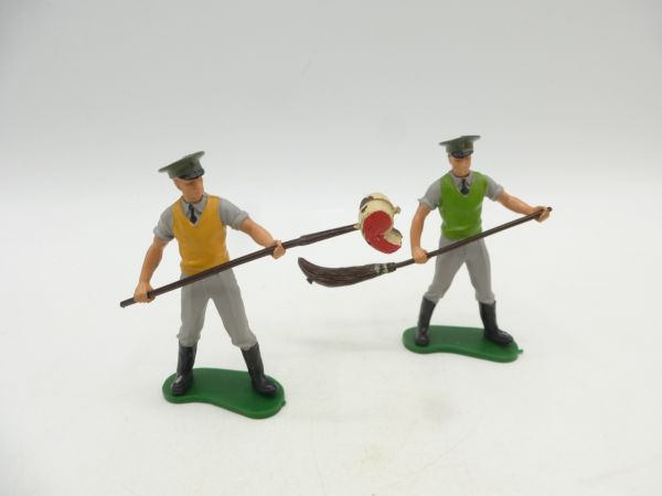 Britains Swoppets 2 animal/zoo keepers with fodder + broom - brand new