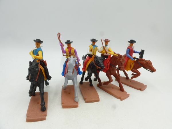 Plasty Cowboys on horseback (5 figures) - nice set
