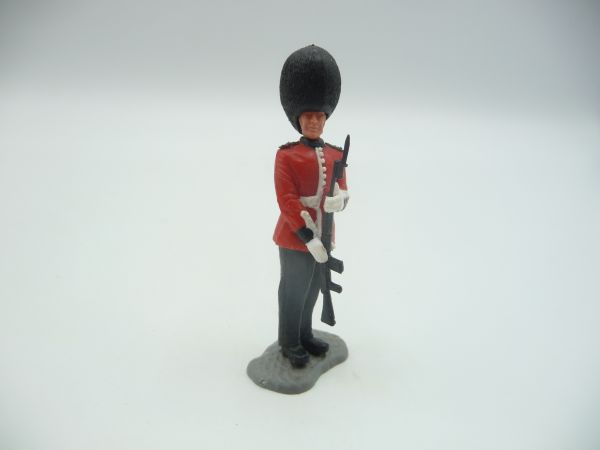 Timpo Toys Guardsman, presenting rifle
