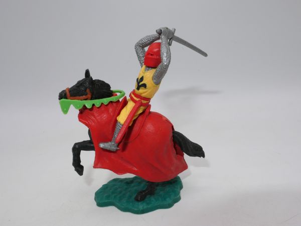 Timpo Toys Mittelalterritter reitend, gelb/rot, beidhändig mit Schwert ausholend