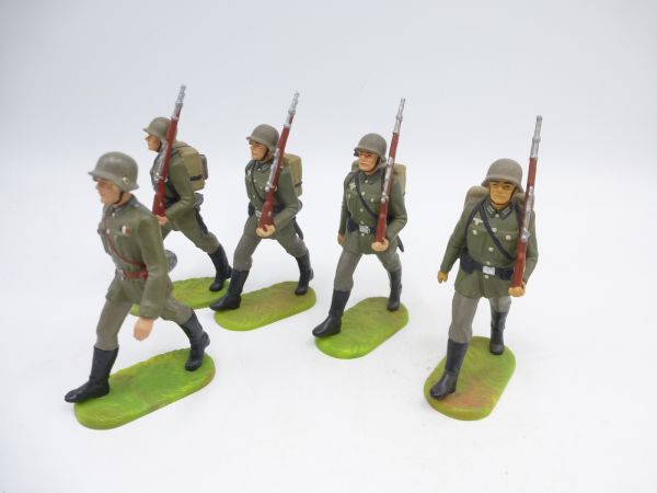 Preiser 7 cm German Wehrmacht: Officer + 4 soldiers marching