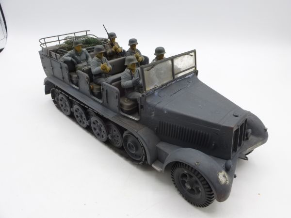 WW vehicle with 6-man crew, 1:32 scale (plastic)