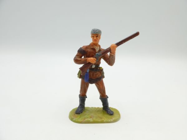 Elastolin 7 cm Trapper standing with rifle, No. 6980, grey fur cap