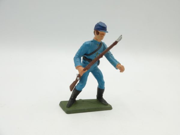 Starlux Union Army soldier going forward with rifle