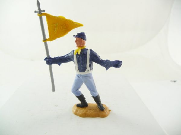 Timpo Toys Union army soldier 2. version standing with 7. Cavalry flag (yellow)