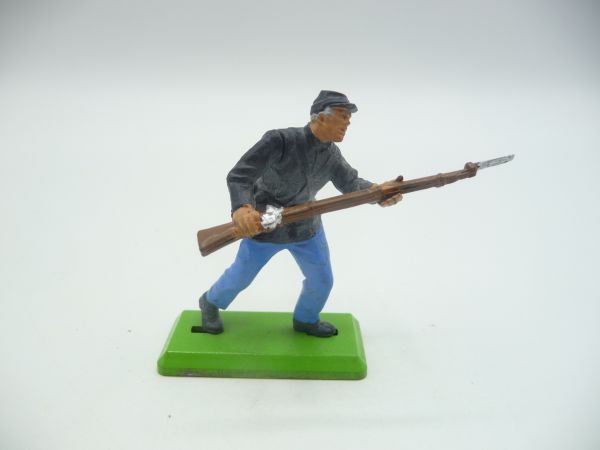 Britains Deetail Union Army soldier going forward with rifle