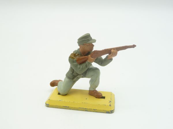 Britains Deetail Afrika Korps, German officer kneeling firing