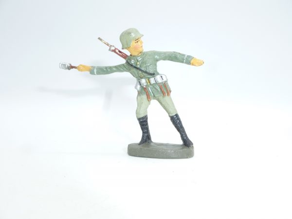 Elastolin composition Soldier standing, throwing stick grenade - good condition