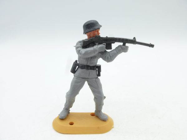 Cherilea Soldier standing shooting - rare