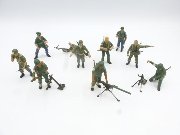 Soldiers WK (10 figures + accessories) - nice set
