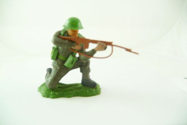 Britains Swoppets English soldier kneeling firing with many piece parts, see photo