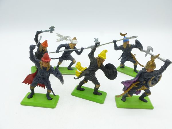 Britains Deetail Group of Saracens on foot (6 figures)