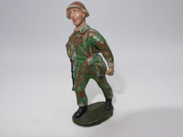 Soldier (camouflage uniform), MG at side