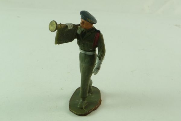 Starlux Soldier standing with trumpet / fanfare
