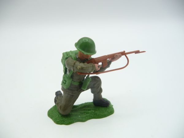 Britains Swoppets British soldier kneeling firing (made in England)