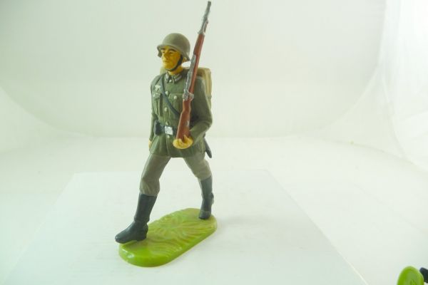 Preiser German Armed Forces 1939; Soldier marching, No. 10131
