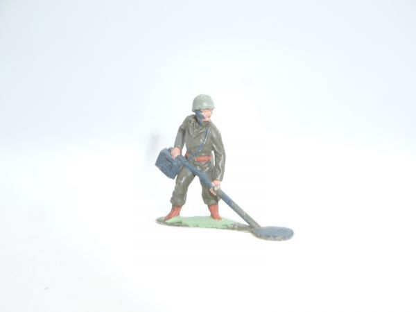 Timpo Toys German soldier, minesweeper - age-appropriate condition