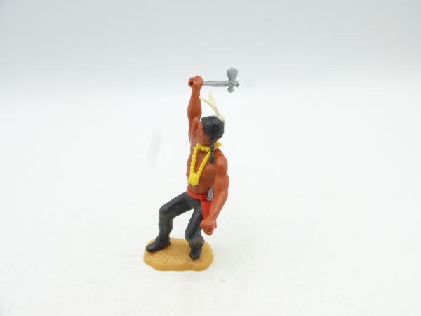 Timpo Toys Indianer 3. Version hockend mit Tomahawk ausholend