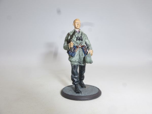 Hachette Collection WW Soldier, carrying helmet (5 cm figure)