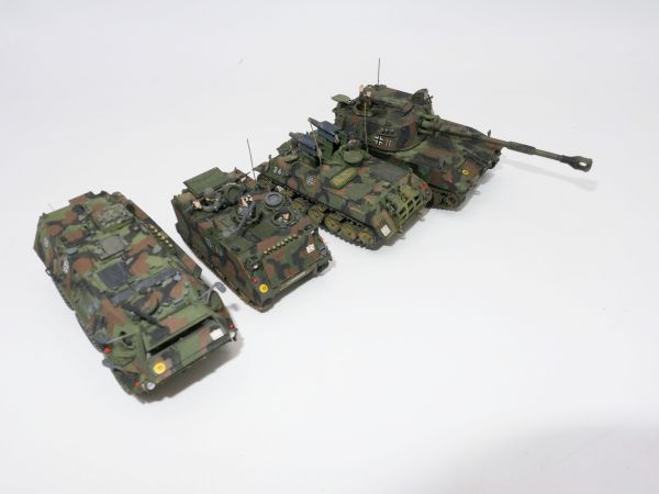 Roco Minitanks 4 vehicles - painted in great camouflage colours