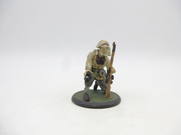 Soldat kniend mit Gesichtsschutz (Metall WK Figur, ca. 5/6 cm Serie)
