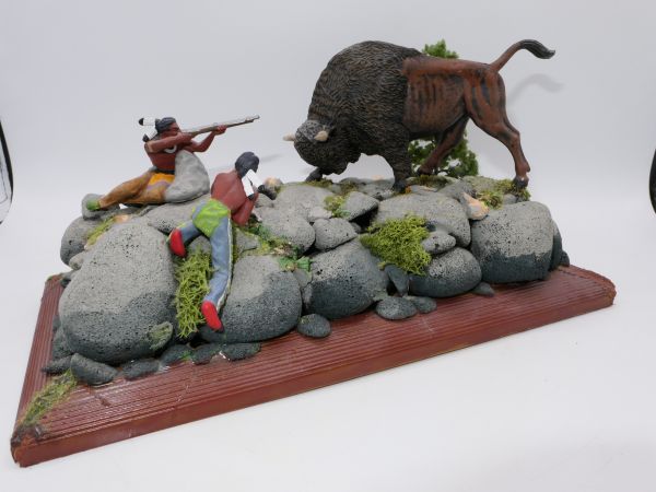 Buffalo hunt - great 7 cm diorama, plate 26 x 14 cm, height 13.5 cm