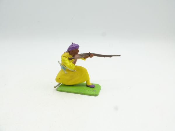 Britains Deetail Arab (yellow) kneeling shooting