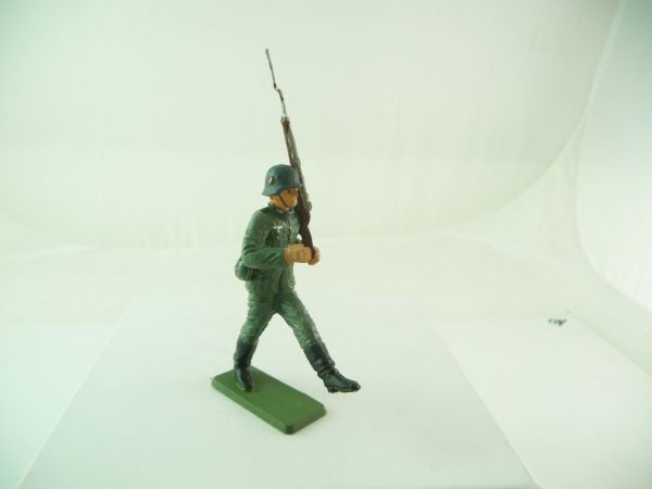 Starlux Soldat mit Gewehr marschierend