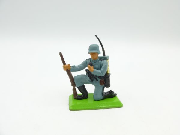 Britains Deetail German 2nd version kneeling with radio - top condition