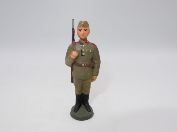 Soldat stehend, Gewehr umgehängt (DDR, 7 cm)