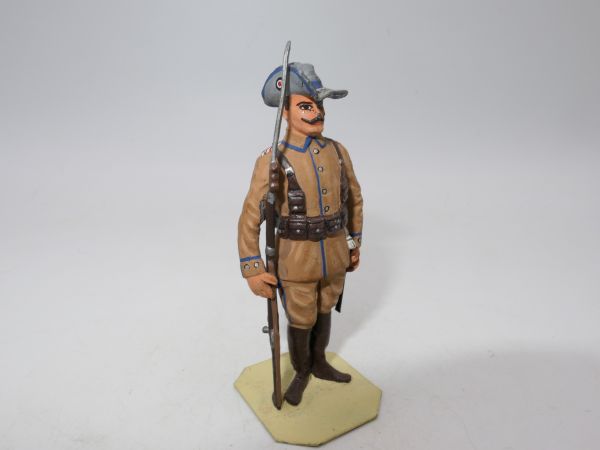 Soldier with bayonet standing still (height 6 cm) - used