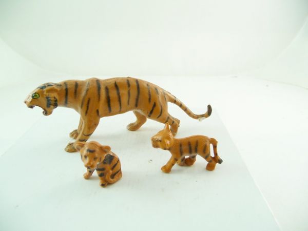 Reisler Tiger attacking / defending with 2 cubs