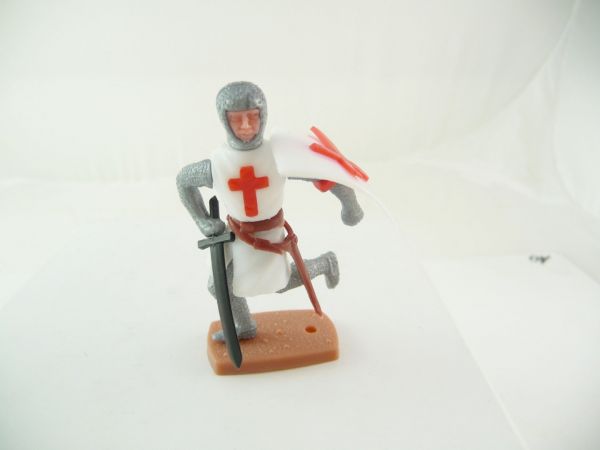 Plasty Crusader running with sword + shield