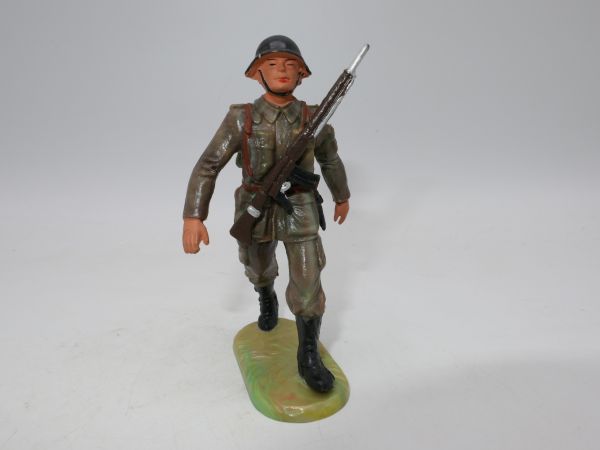 Elastolin 7 cm Soldier with rifle in front of his chest, No. 9925