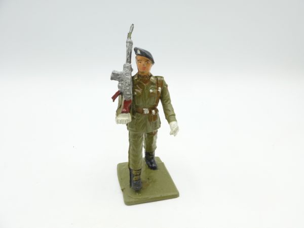Reamsa Soldat marschierend mit Baskenmütze, Gewehr geschultert (6,5 cm)