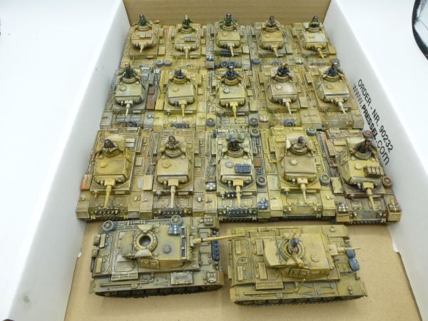 Large amount of painted tanks (17 vehicles), length approx. 8 cm