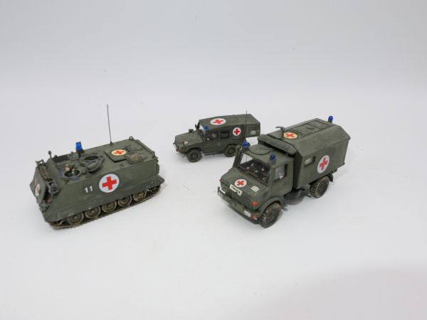 Roco Minitanks 3 ambulance vehicles - assembled + painted