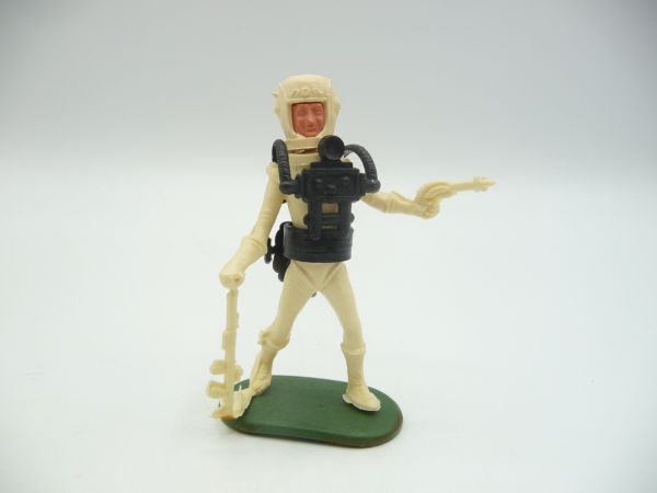 Cherilea Astronaut (cream/black) with rifle + pistol