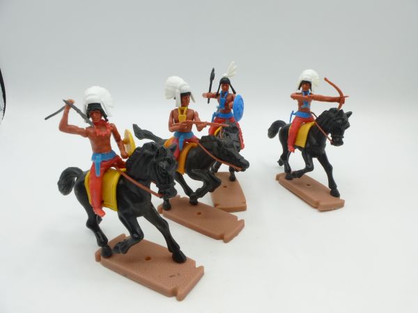 Plasty Beautiful set of Indians riding (4 figures)