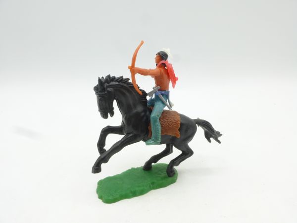 Elastolin 5,4 cm Indian riding, shooting with bow (+ 2 weapons in belt)
