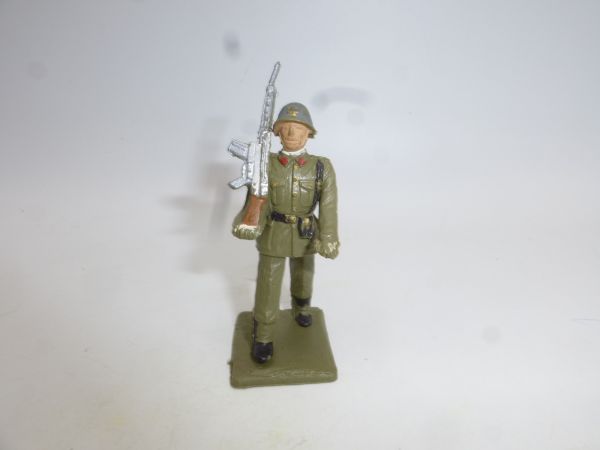 Soldier, rifle shouldered (Spanish manufacturer) - used