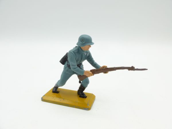 Britains Deetail German 1st version with rifle in front - nice base plate