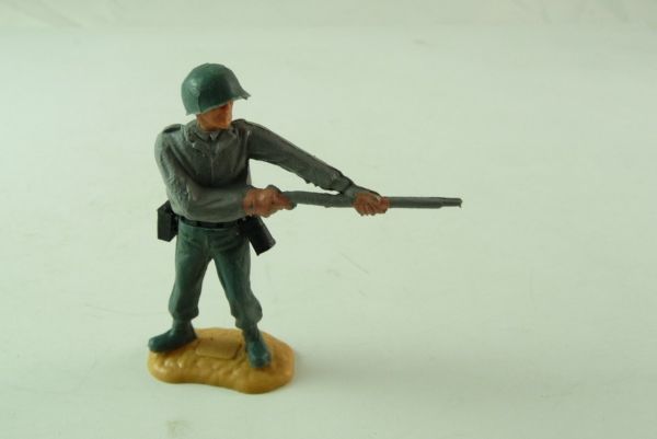 Timpo Toys German soldier 1st version (loose helmet), storming with rifle