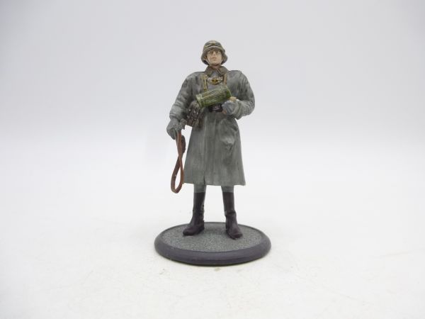 Soldier with coat (metal WK figure, approx. 5/6 cm series)