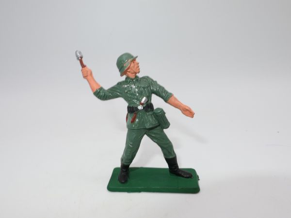 Starlux German soldier throwing hand grenade