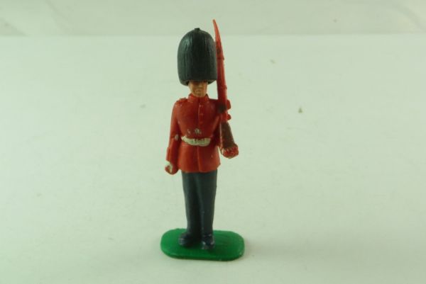 Timpo Toys Guardsman 1st version standing, rifle shouldered - very good condition