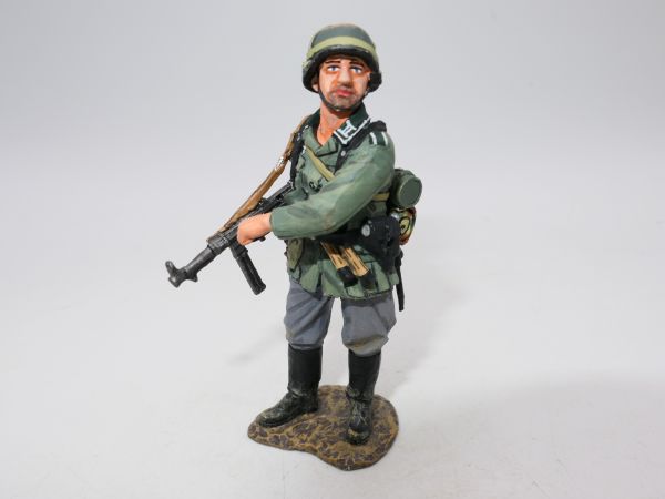King & Country Wehrmacht: Soldier advancing, rifle at the side