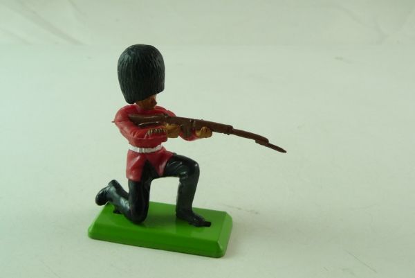 Britains Deetail Guard, kneeling, firing with rifle