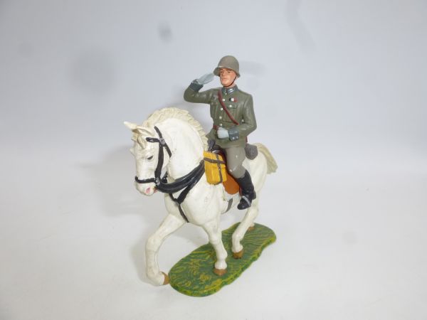 Preiser 7 cm German Wehrmacht, officer greeting on walking horse, No. 10105