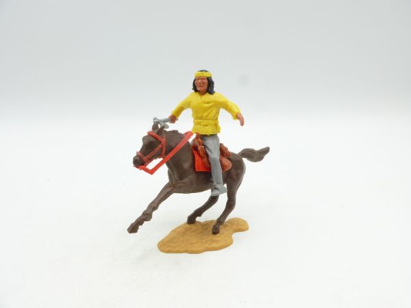 Timpo Toys Apache zu Pferd, gelb, Tomahawk seitlich
